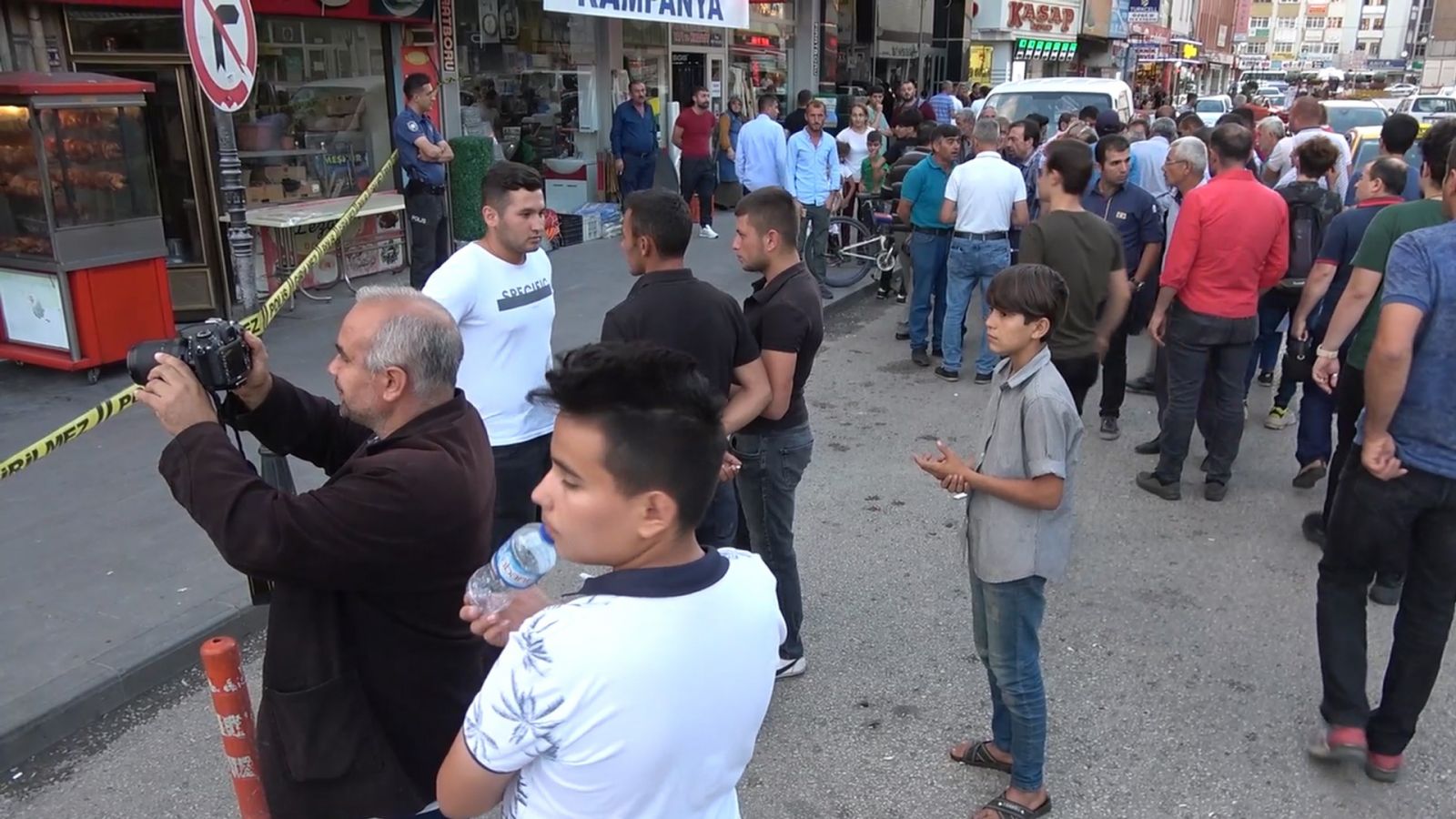 Eski eşini kızının gözü önünde bıçaklayarak öldürdü
